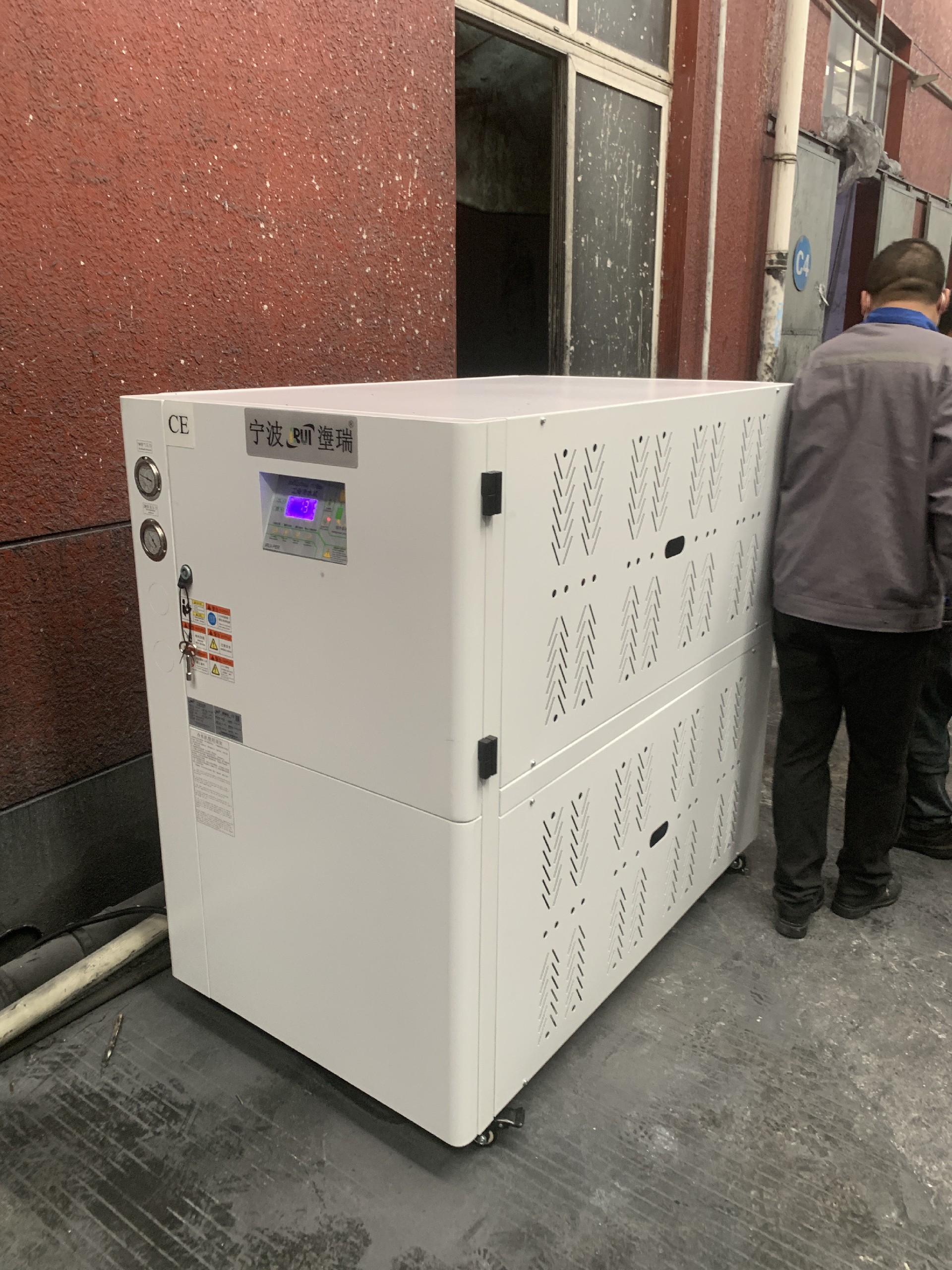 水冷式冷水機(jī)正常使用中